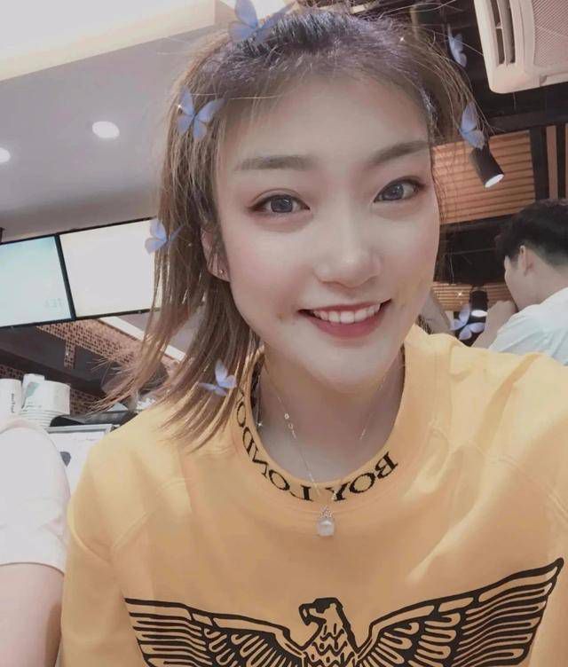 院子里面种着树，正面是一间大灶房。